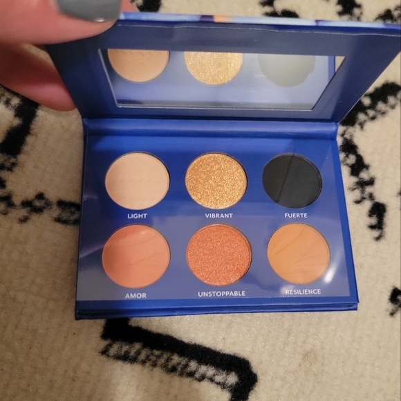 ⭐️40% Off⭐️ Treslūce I Am Siempre Divina Palette and 3D Lash Set - Picture 3 of 10